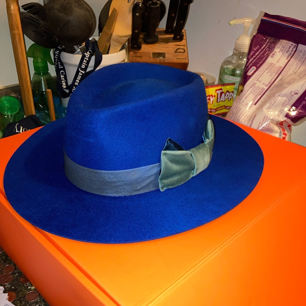 Royal blue with a teal bow on the side it’s amazing hat